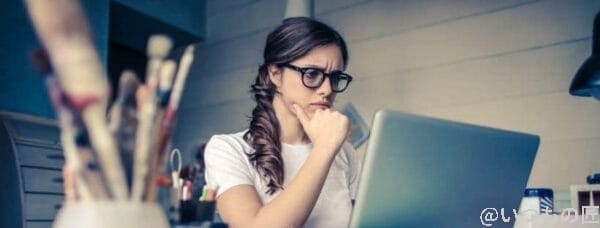 悩んでいる女性のイメージ画像 | 真ガジェットレビューの匠 悩んでいる女性のイメージ画像