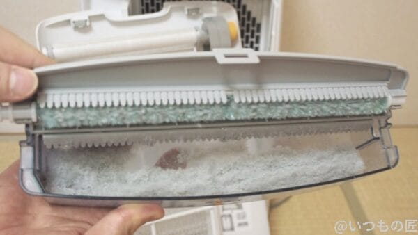 air-cleaner-dust-box | 真ガジェットレビューの匠 加湿空気清浄機「シャープ KI-LX75」のダストボックス。けっこうたくさんホコリが溜まります。