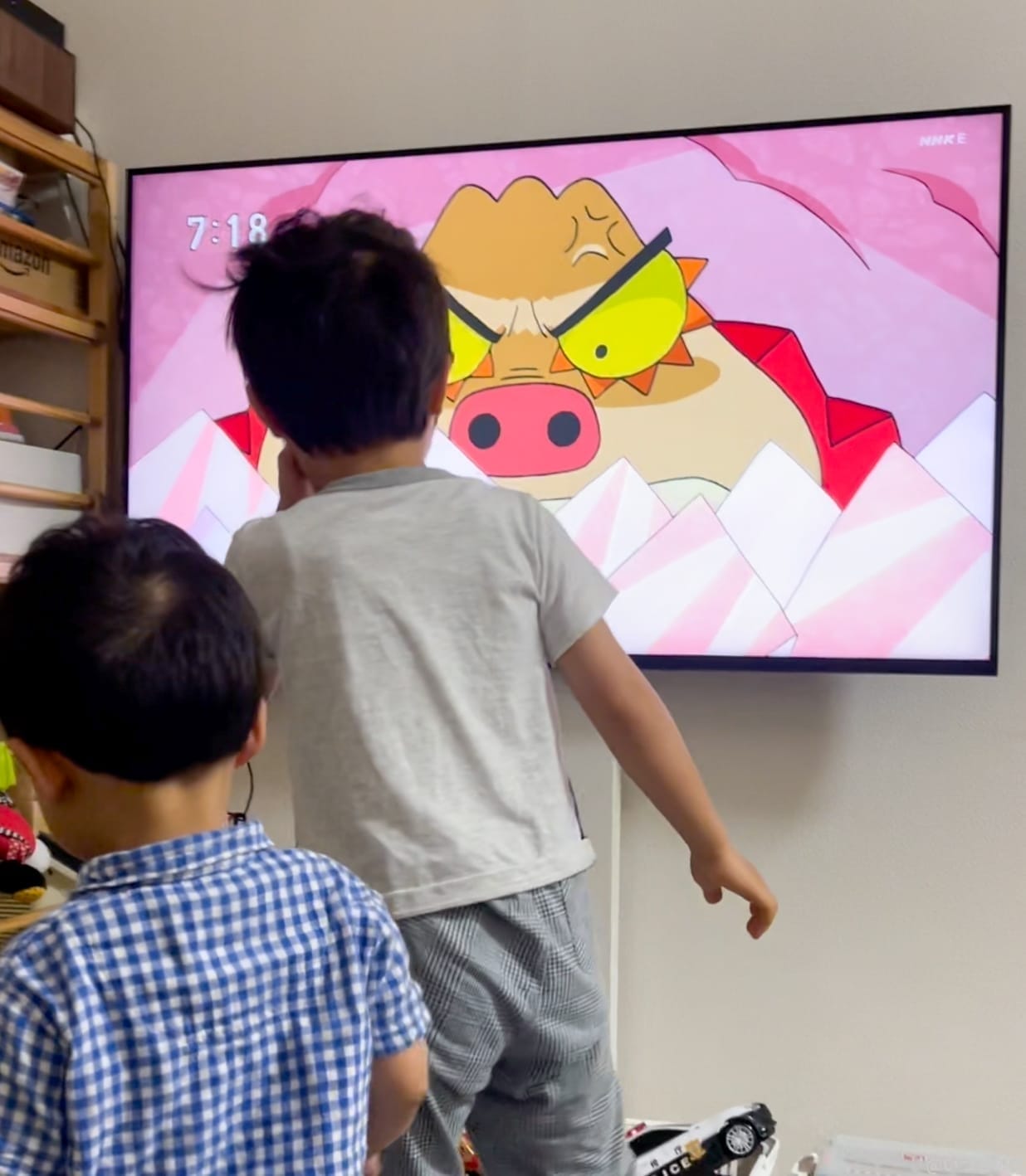液晶ビエラ | 真ガジェットレビューの匠 液晶ビエラの大きさに驚く子供たち