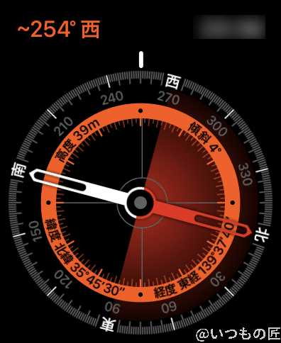 apple-watch-7-compass | 真ガジェットレビューの匠 Apple Watchのコンパスアプリ。赤と白とグレーと黒だけのシックな配色が印象的。ただ、地味すぎるアプリですよね…