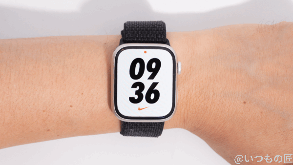 apple-watch-7-hand | 真ガジェットレビューの匠 Apple Watch Series 7 45mm NIKEモデルを腕に付けた状態。大きい文字盤と、赤いNIKEマークがかっこいいです。