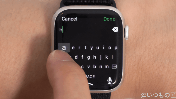 apple-watch-7-keyboard-touch | 真ガジェットレビューの匠 Apple Watch Series 7キーボードは、キーが小さく見えますが、指を近づけるとキーが大きくなるので、見た目以上に推しやすさを感じます。