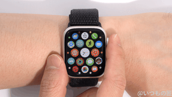 apple-watch-7_home_finger | 真ガジェットレビューの匠 Apple Watch Series 7のDigital Crownを押すのも、特に違和感はありませんし、指に馴染むサイズです。