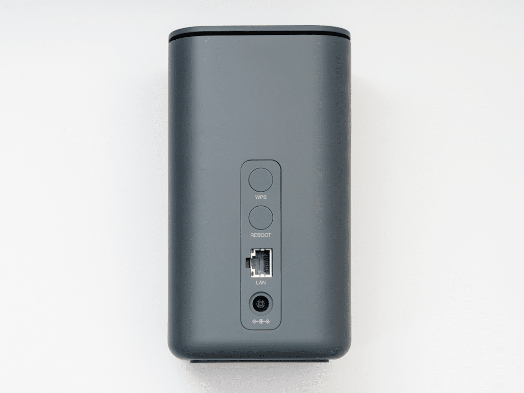 home5g-04-back | 真ガジェットレビューの匠 home 5G HR01背面はけっこうシンプルです。WPSボタンとREBOOTボタン、LANケーブル挿入口、ACアダプタ挿入口くらい。