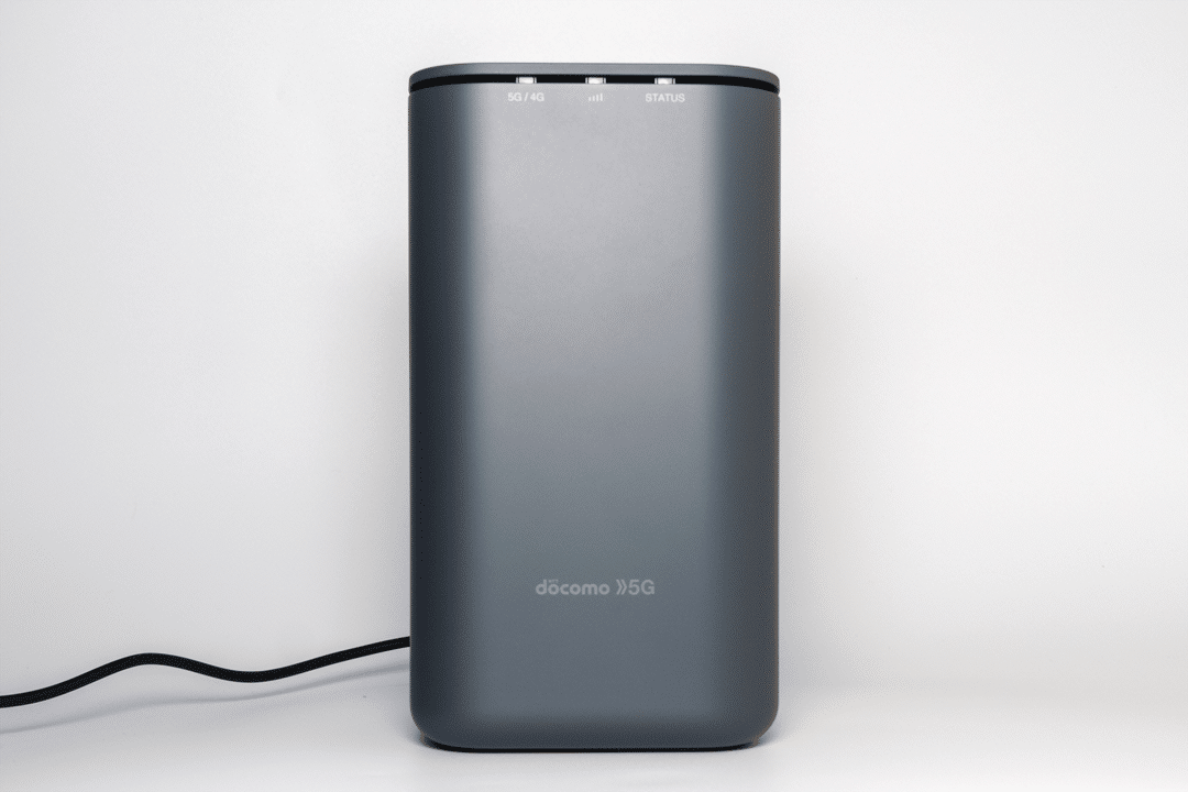 hhome 5gのコンセント刺した状態 | 真ガジェットレビューの匠 home 5G HR01を電源ケーブル接続した状態で、稼働します。