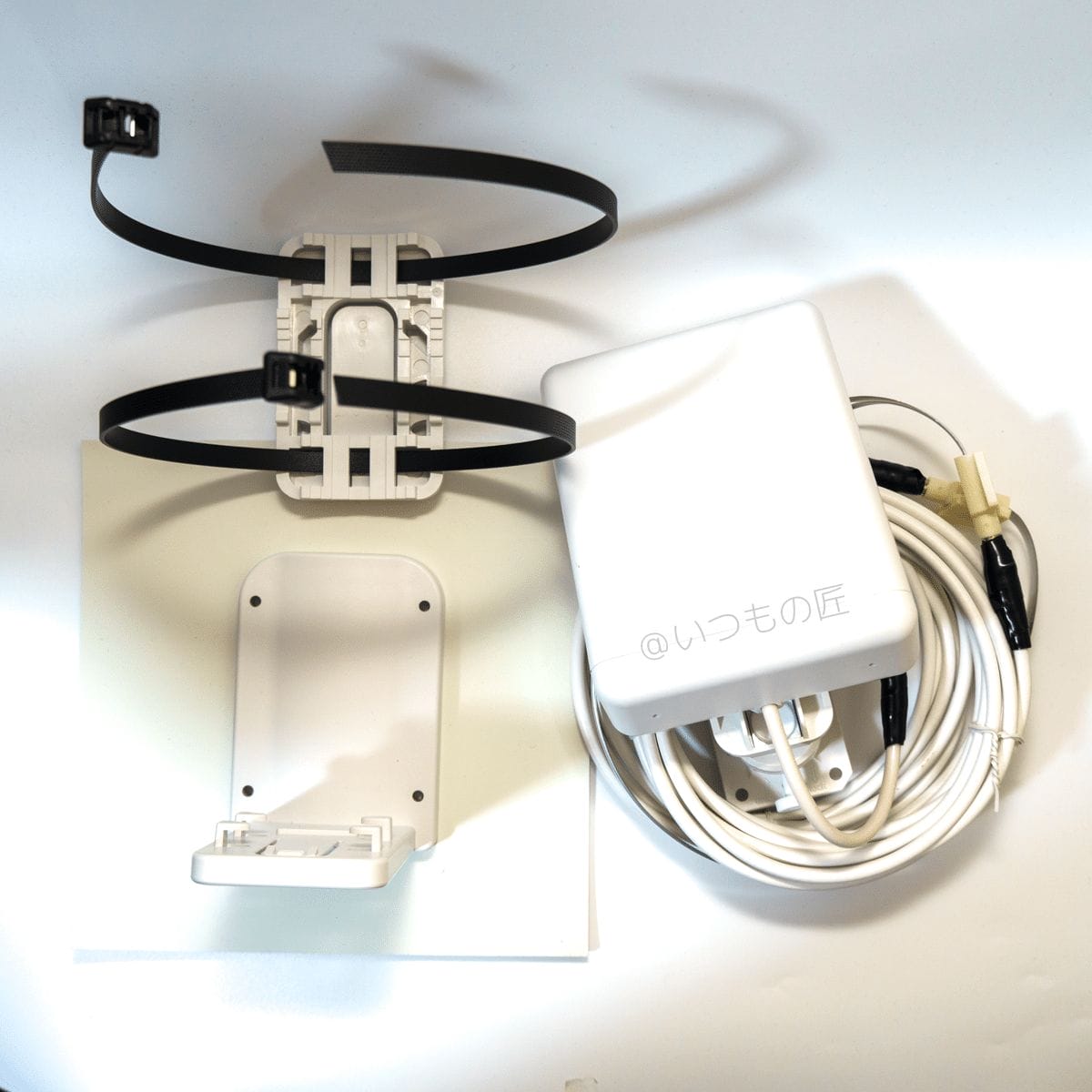 home 5g 屋外アンテナの同梱物 | 真ガジェットレビューの匠 到着した屋外アンテナは、据え置きタイプ/くくりつけタイプのどちらでも設置可能という代物でした。