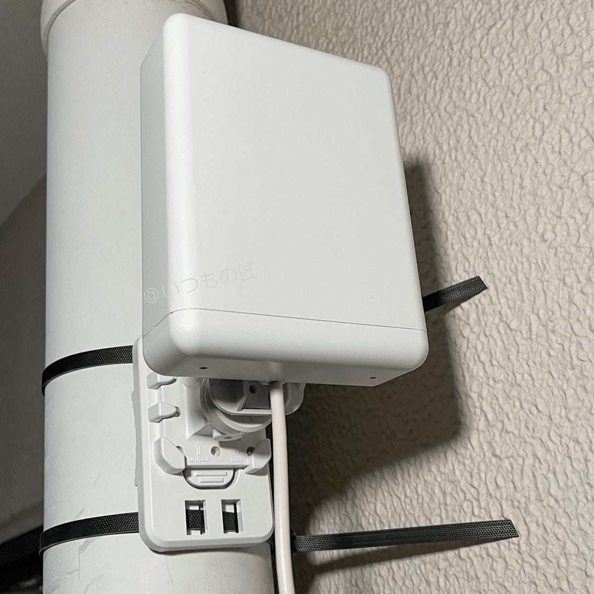 home 5g 屋外アンテナを設置した状態 | 真ガジェットレビューの匠 屋外アンテナをベランダの排水パイプにくくりつける形で設置してみました。南方向の方が感度良かったです。
