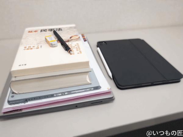 ipadpro-2021-with-books-1 | 真ガジェットレビューの匠 iPad Proに納めた書籍と比較すると、その厚さや重さは雲泥の差になります。