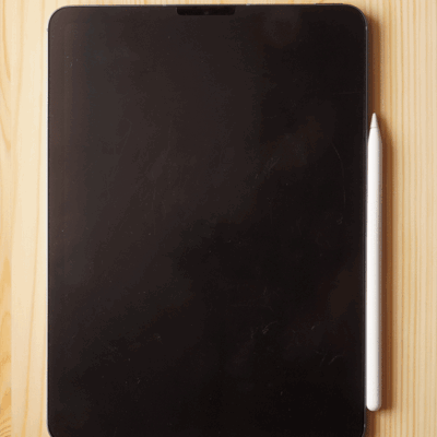 ipad-air5-with-pencil2 | 真ガジェットレビューの匠 iPad Air5にApple Pencil2をくっ付けた状態。手軽にくっ付けて、手軽に外せるのが魅力です。