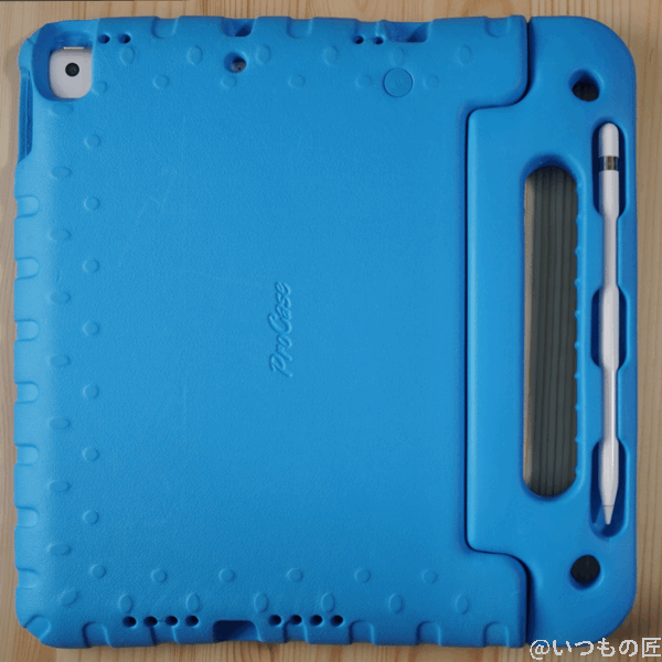 ipad9-with-case2 | 真ガジェットレビューの匠 筆者のiPad9保護ケースは子供用に分厚いものを使っています。こちらは裏です。Apple Pencilが収納できて良いです。