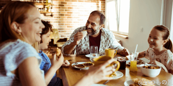 breakfast-with-family | 真ガジェットレビューの匠 家族と朝食をとる男性のイメージ写真。こちらも筆者ではありません。