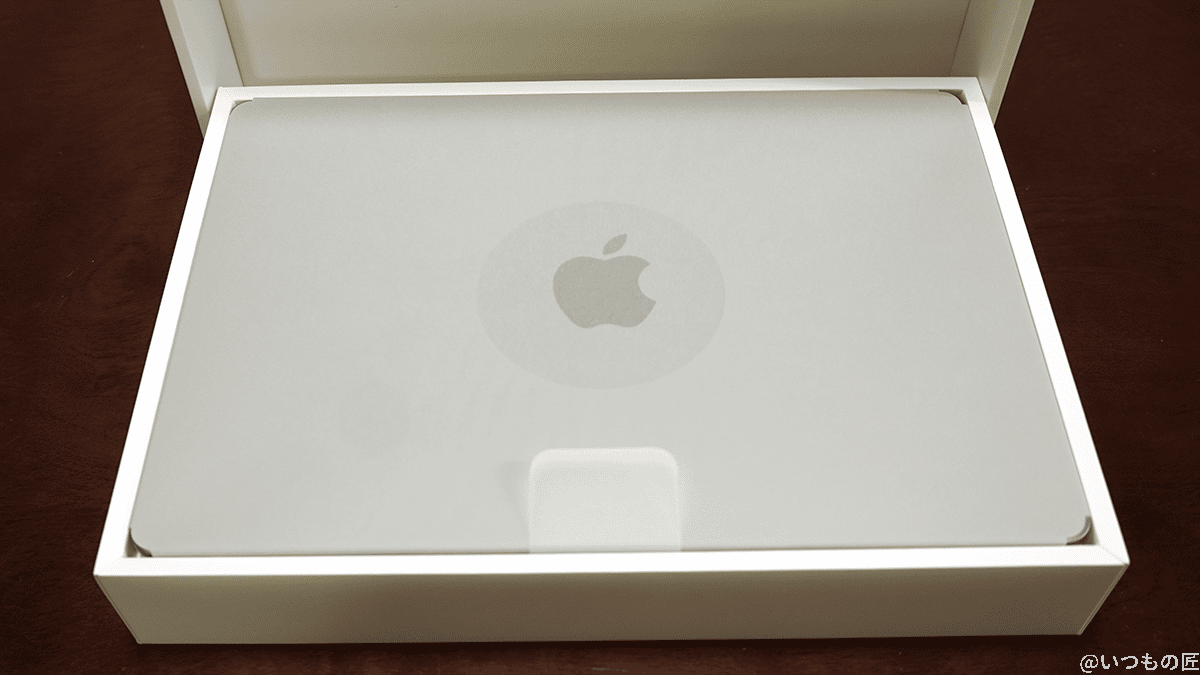M2 MacBook Airの開封後の本体