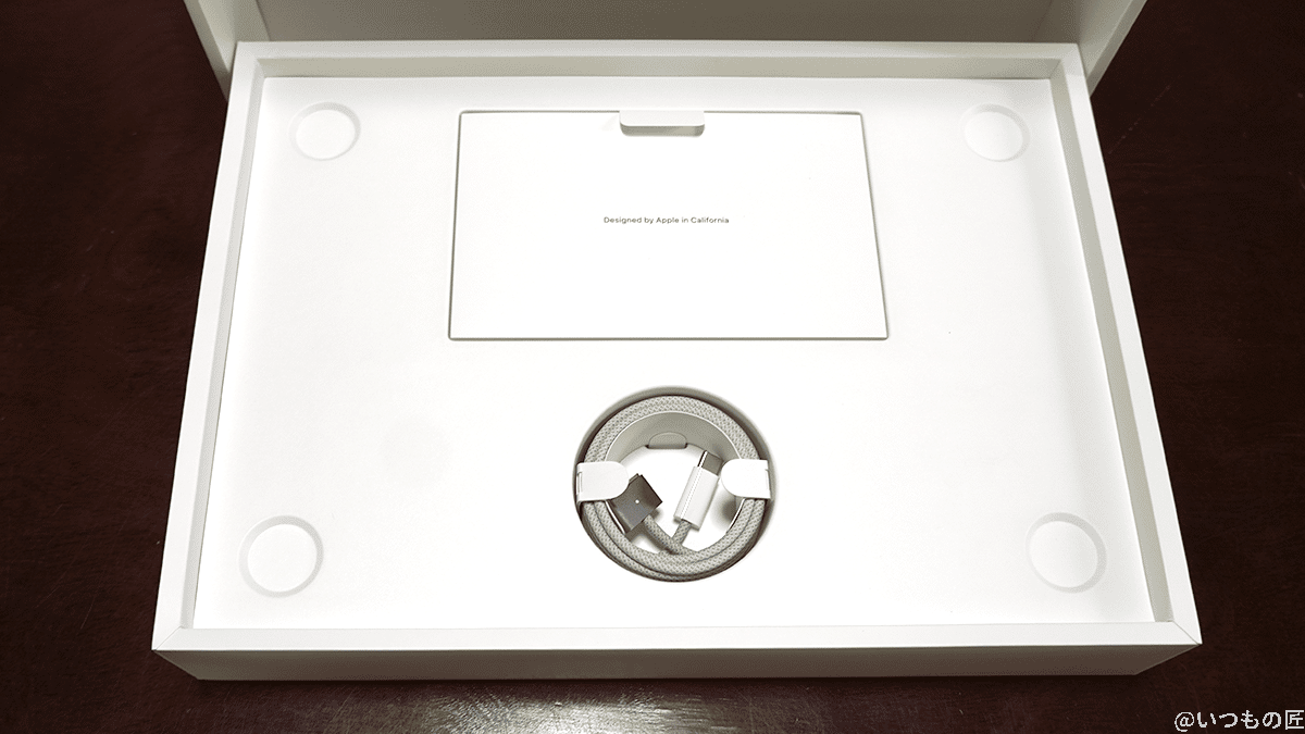 M2 MacBook Airの開封後の説明書とケーブル
