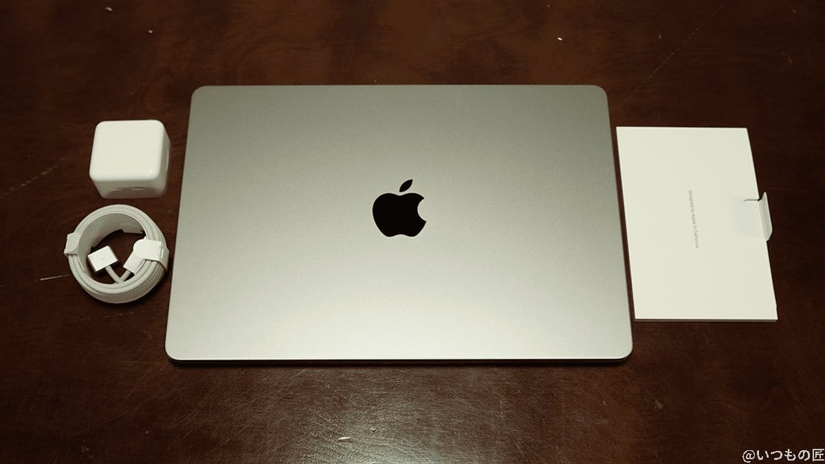 M2 MacBook Air本体と付属品