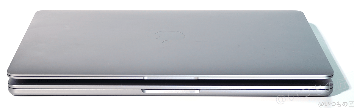 macbook-air-m2-and-m1-pile-up-front-1 | 真ガジェットレビューの匠 M2モデルの上にM1モデルを重ね合わせた状態。先端部分は明らかにM1モデルの方が細い。