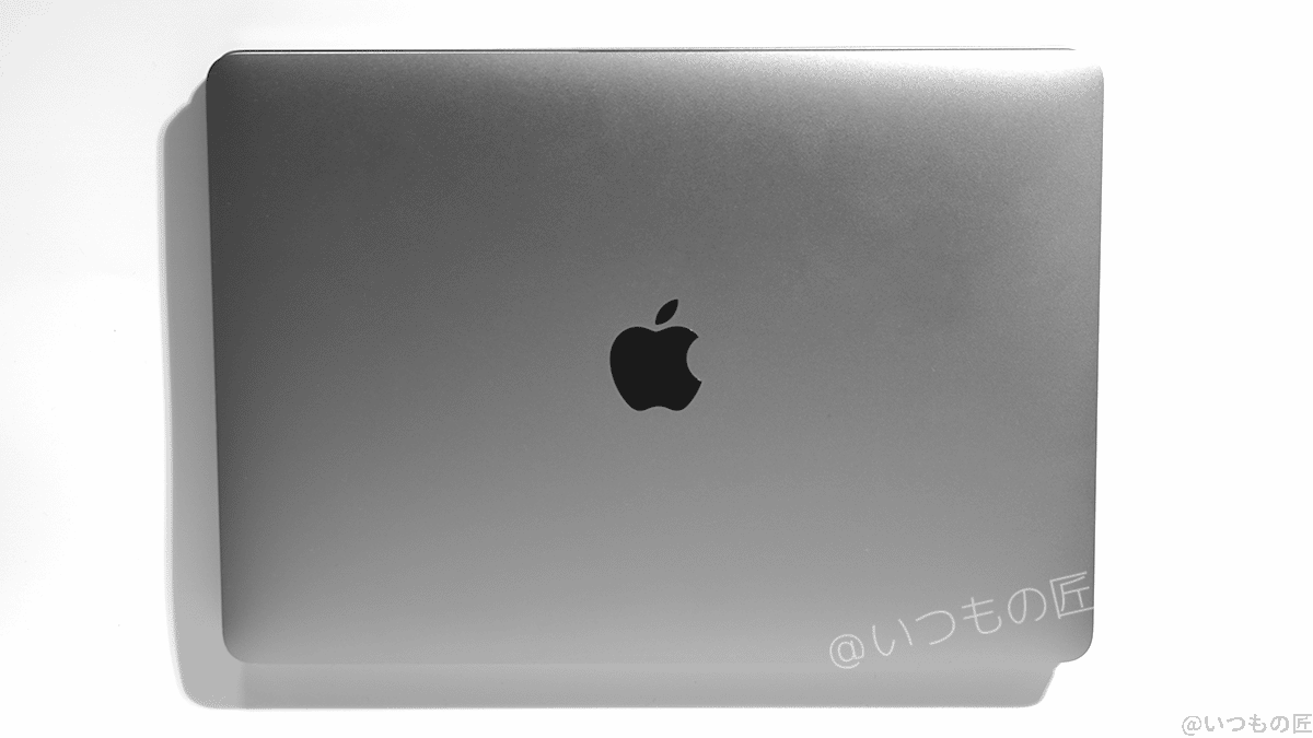 macbook-air-m2-and-m1-pile-up-top | 真ガジェットレビューの匠 M2モデルに乗せたM1モデルはピッタリ重なっており、差が見られない。