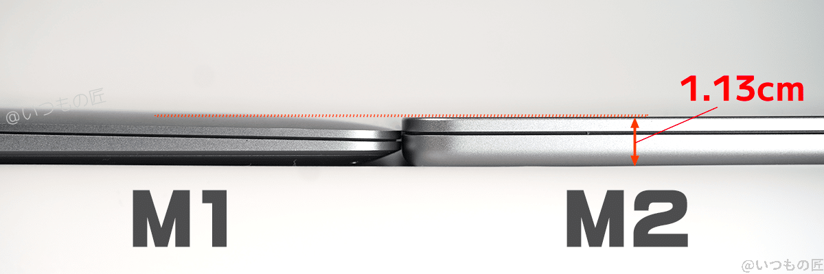 macbook air m2とmacbook air m1の厚さを比較する画像 | 真ガジェットレビューの匠 Macbook Air M2とMacbook Air M1の厚さ比較