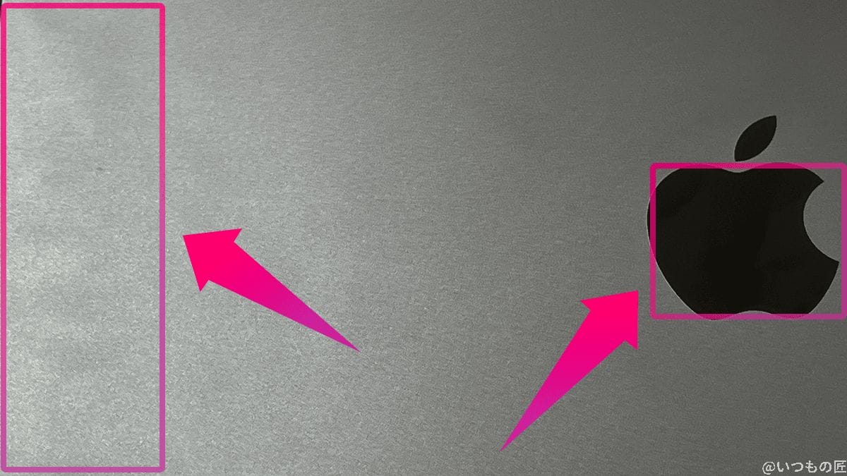 macbook-air-m2-clouded | 真ガジェットレビューの匠 Macbook Air M2の天板の指紋や曇りがアルミニウム素材やリンゴマークに付着しがち。