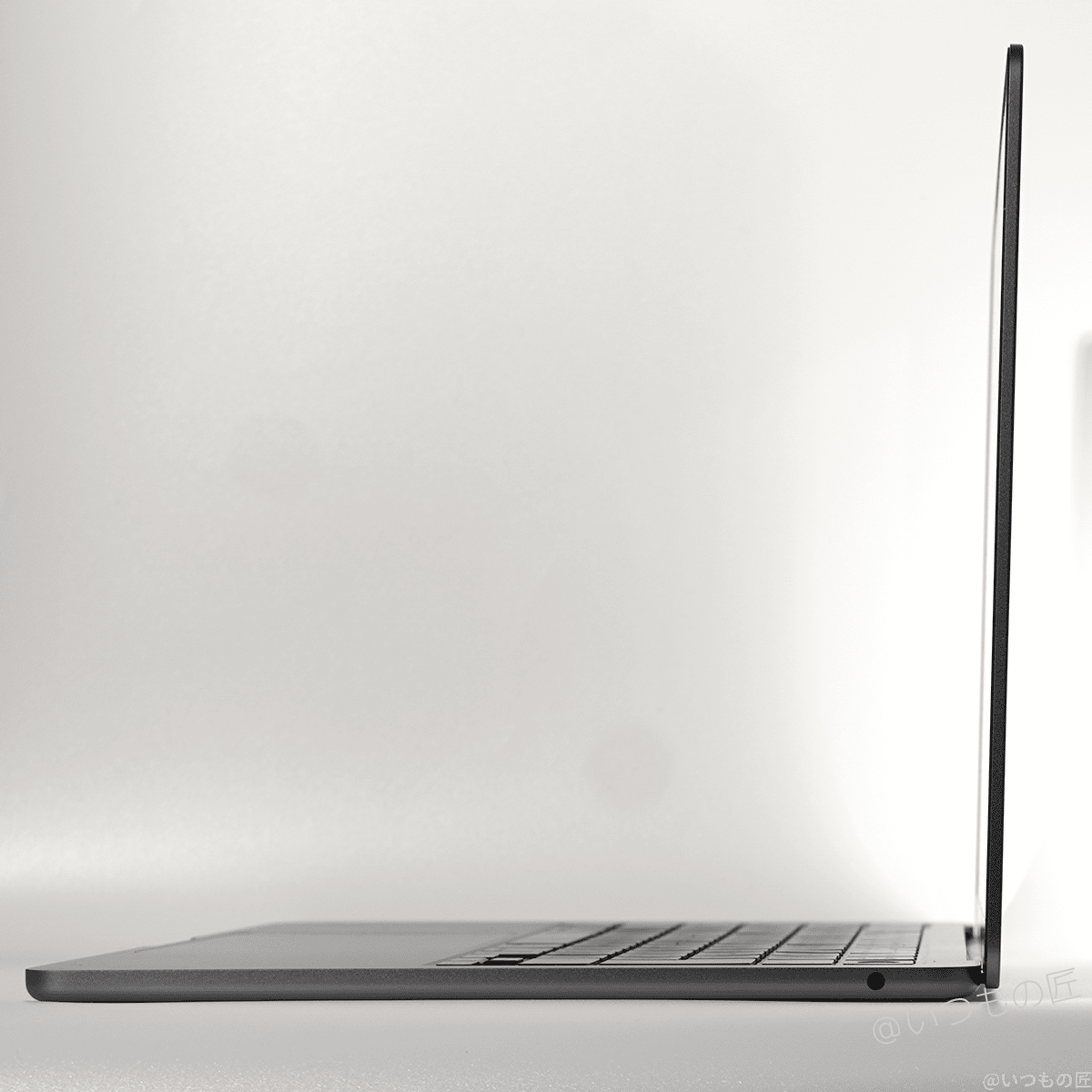 macbook-air-m2-side-open | 真ガジェットレビューの匠 MacBook Air M2のディスプレイを開いた状態。とにかく薄さが際立つ…