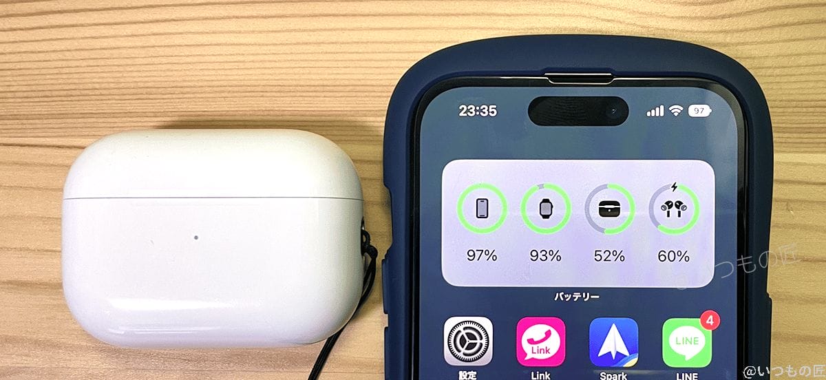 MagSafe充電ケースにAirPods Proイヤホンを入れ多状態で、iOSのバッテリーウィジェットに充電状況が表示され