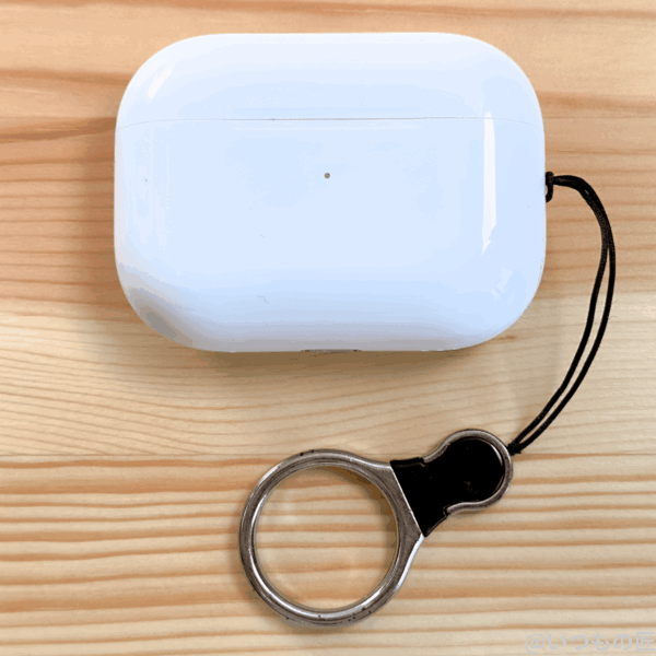 ストラップを取り付けた筆者のairpodspro第2世代 | 真ガジェットレビューの匠 AirPods Pro 第2世代 MagSafe充電ケースに手持ちのストラップを付けてみた