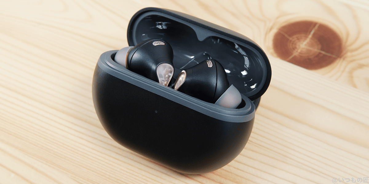 soundpeats capsule3 pro ケース蓋を開けた状態 | 真ガジェットレビューの匠 Soundpeats Capsule3 Pro ケース内側だけツルッとしたプラスチック感
