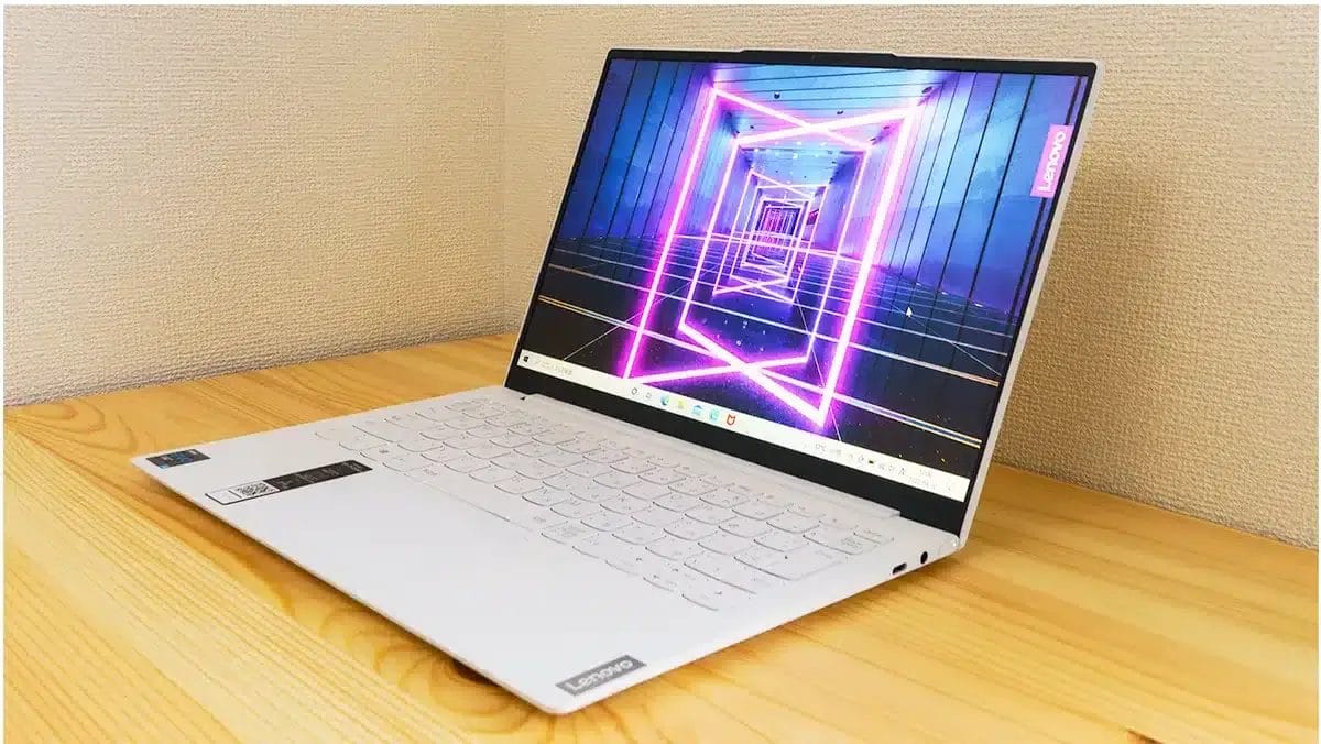 lenovo yoga slim 750i carbon | 真ガジェットレビューの匠 Lenovo Yoga Slim 750i Carbon 本体を机上に配置した画像