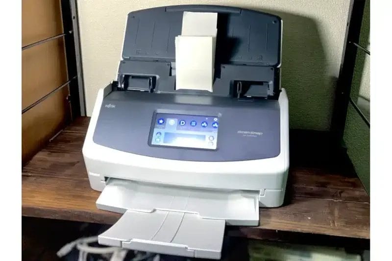 scansnap ix1600本体 | 真ガジェットレビューの匠 筆者が実際に設置しているScanSnap iX1600。写真は名刺・レシートガイドを装着している構図です。
