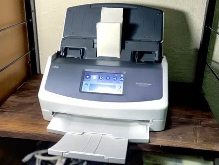 筆者宅で獅子奮迅の活躍をするScanSnap iX1600。いまや無くてはならない存在で、専用の棚上に陣取っています。