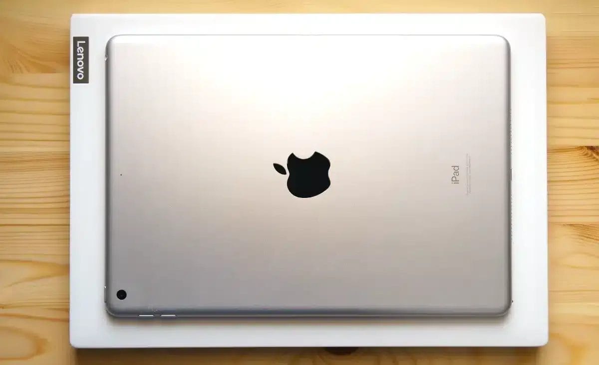 lenovo yoga slim 750i carbon と ipad の比較 | 真ガジェットレビューの匠 Lenovo Yoga Slim 750i Carbon と iPad を比較してみたら、さすがに二回りくらい違った