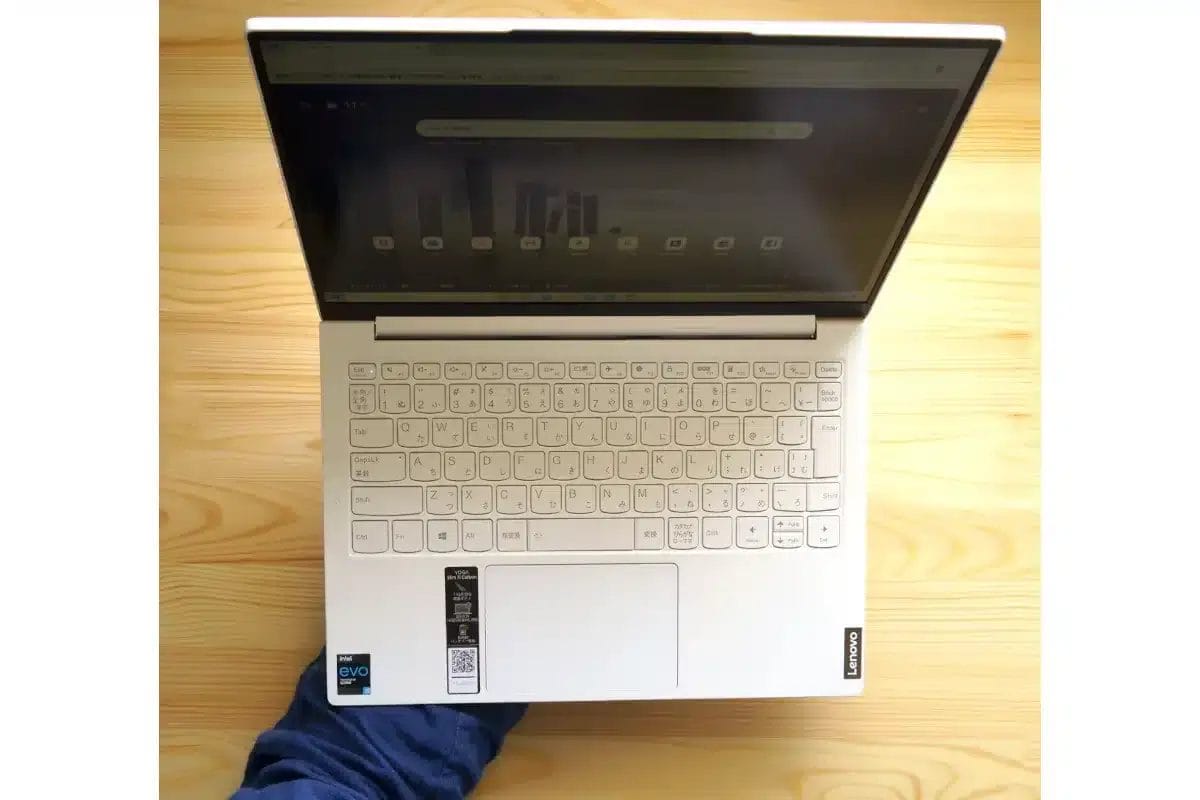 手持ちlenovo yoga slim 750i carbon | 真ガジェットレビューの匠 手持ちで操作するLenovo Yoga Slim 750i Carbon