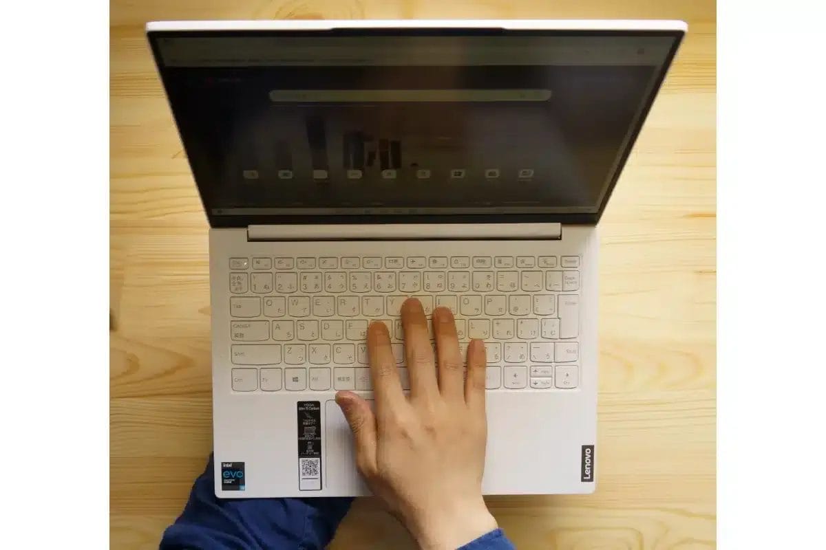 手持ちlenovo yoga slim 750i carbon | 真ガジェットレビューの匠 手持ち操作できるLenovo Yoga Slim 750i Carbon