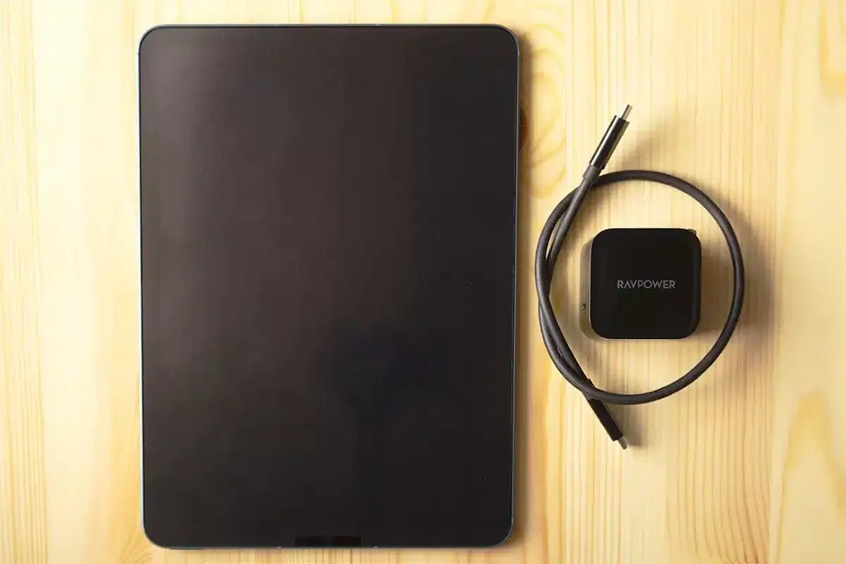 ipad-air5-with-charger | 真ガジェットレビューの匠 iPad Air5ではRAVPOWER 65W充電器とUSB-Cケーブルを使用しています。これらはノートパソコンと共用できています。