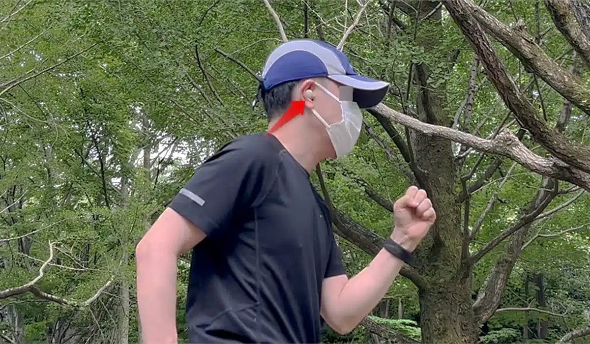 jogging-with-linkbuds-s | 真ガジェットレビューの匠 LinkBuds Sを装着してランニングにいそしむ筆者。青のキャップに黒い半袖半パンの出で立ち。