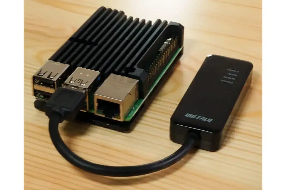 raspberry pi 4 | 真ガジェットレビューの匠 筆者宅のOpenMPTCProuter役のRaspberry Piは非常にコンパクトです。