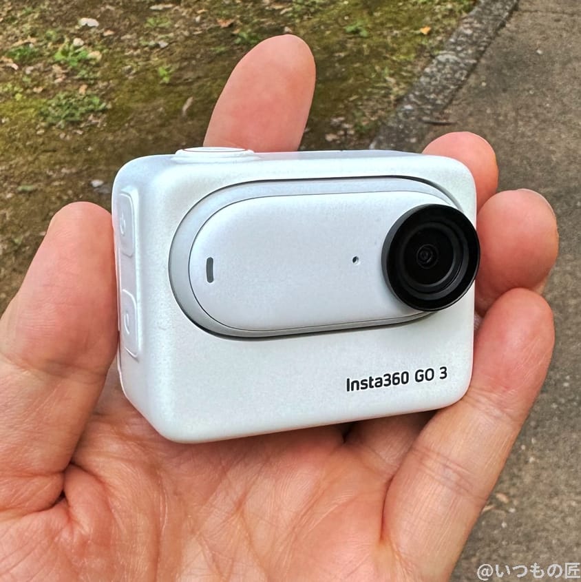 insta360go3-on-hand | 真ガジェットレビューの匠 Insta360 GO3 レビュー
手のひらに載せたInsta360 GO 3