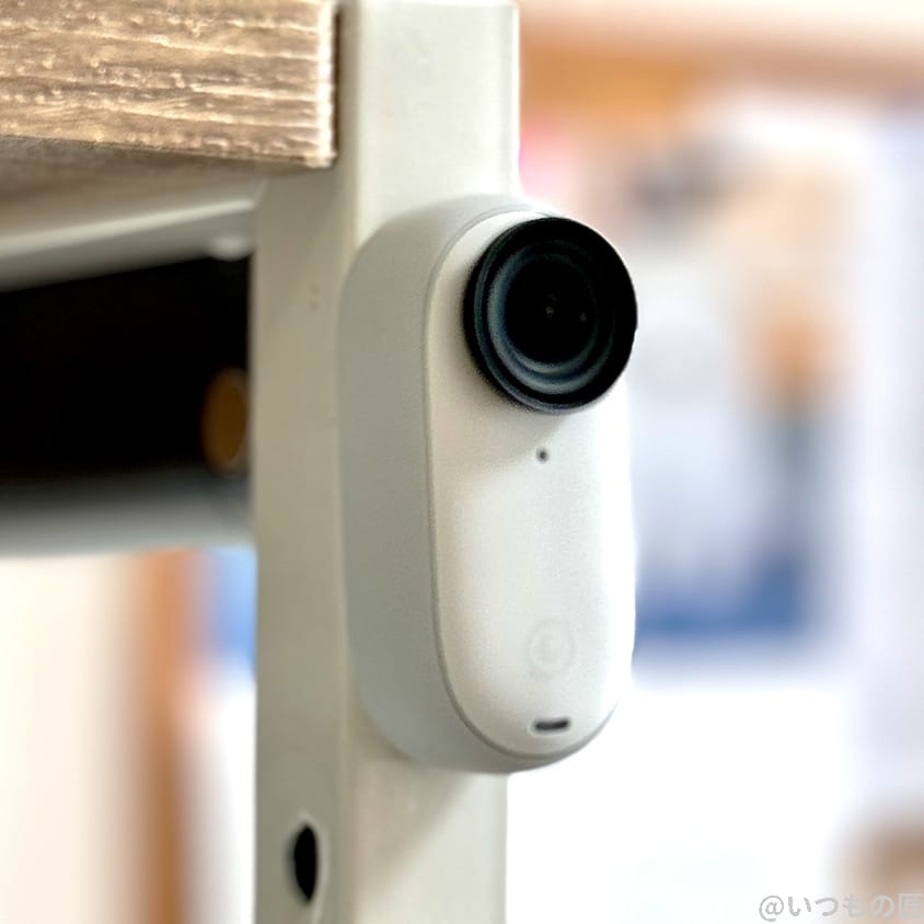 insta360go3-with-wall | 真ガジェットレビューの匠 Insta360 GO 3 レビュー
白いスチール棚に貼ったInsta360 GO 3カメラ
